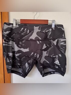 adidas bike shorts, 4”, L